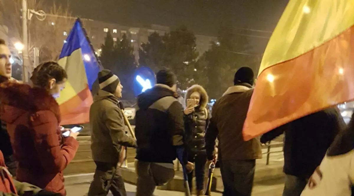 Imagini de la proteste: Un bărbat cu piciorul amputat a protestat în cârje la Ploiești