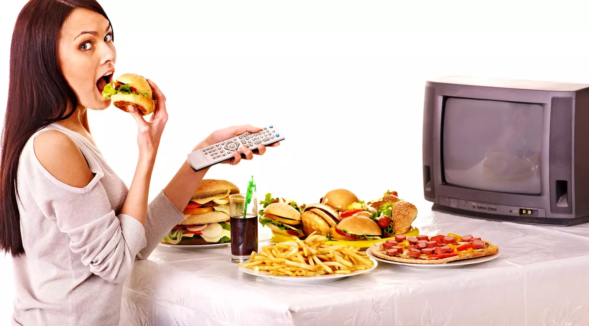 Mâncarea de tip junk-food, cauza multor boli care ne ucid! Cercetătorii au dovada