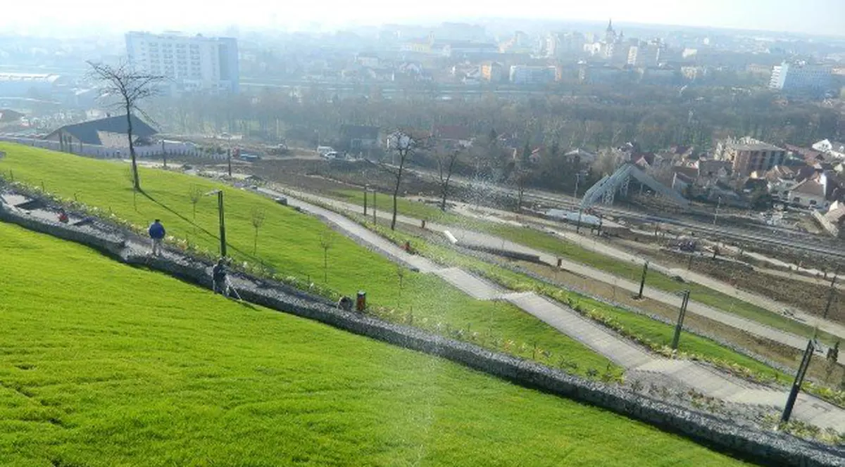 Grădina Publică Ciuperca din Oradea s-a degradat la doar un an de la reabilitare