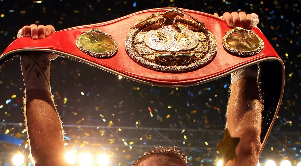 Lucian Bute e tătic! Fotografia cu fetița îi scoate în evidență rănile de la ultima luptă