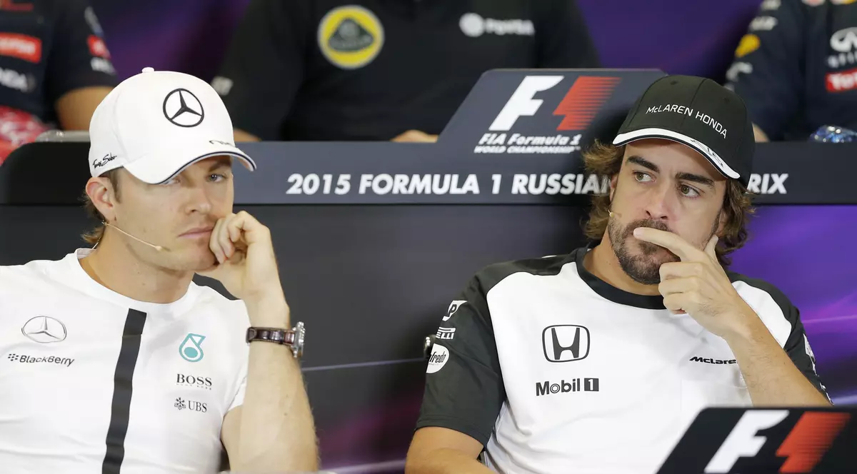 Nico Rosberg (stânga) și Lewis Hamilton, în timpul unei conferințe de presă. (FOTO: EPA)