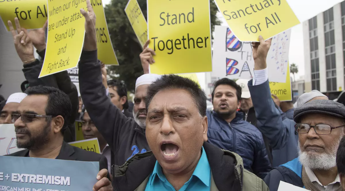 Sute de imigranți ilegali au fost arestați în SUA. Prima operațiune a administrației Trump de expulzare a provocat emoții puternice