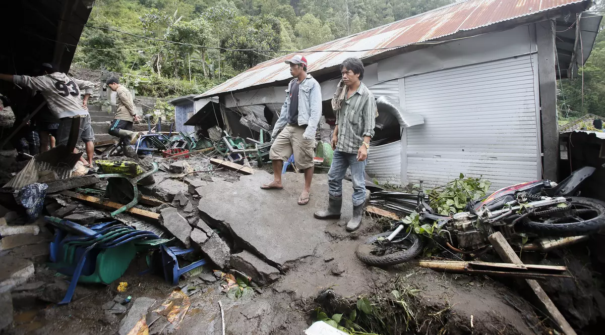 Alunecare de teren în Bali: Cel puțin 12 oameni au murit | FOTO