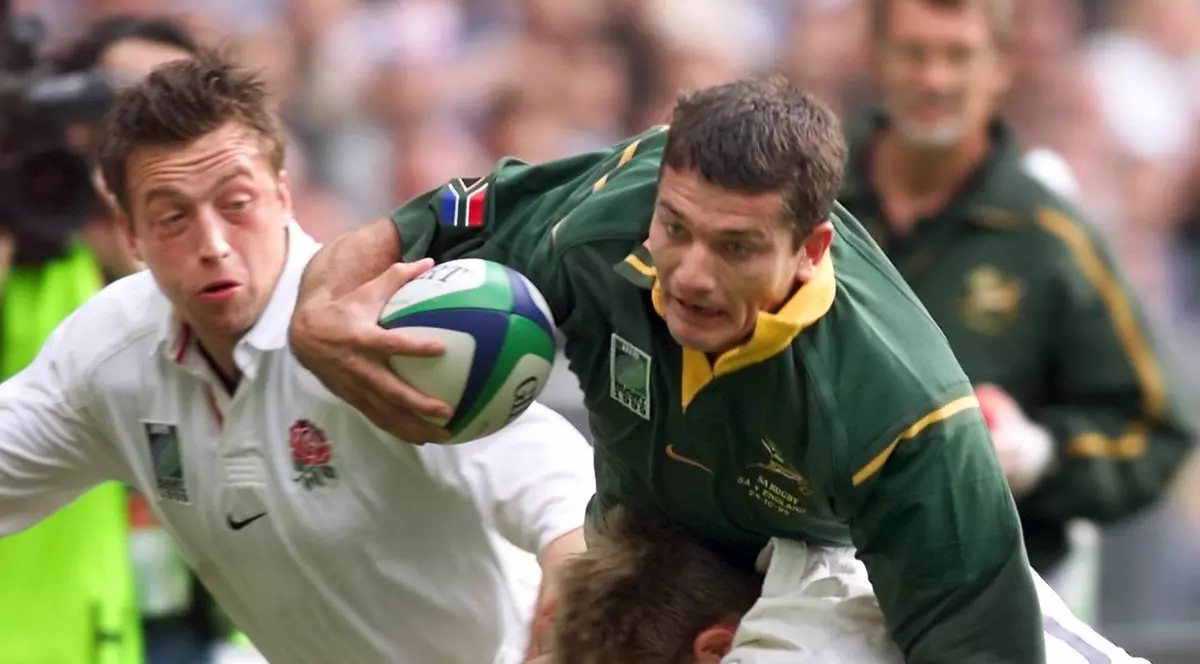 Joost van der Westhuizen (cu mingea), în timpul unui meci Africa de Sud - Anglia. (FOTO: EPA)