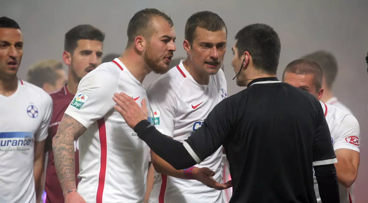 Denis Alibec se ceartă cu arbitrul, în timpul meciului CFR Cluj - Steaua (1-1), disputat pe 5 februarie 2017, în etapa a 22-a a Ligii 1. (FOTO: HEPTA)