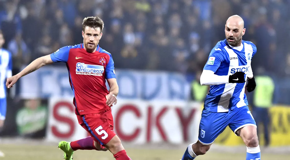Mihai Pintilii (S) si Apostol Popov (D) se lupta pentru minge in meciul de fotbal dintre CS Universitatea Craiova si Steaua Bucuresti din cadrul etapei a-24-a a Ligii 1 Orange,desfasurat pe stadionul Stadionul Municipal din Drobeta Turnu Severin, sambata 18 februarie 2017. Razvan Pasarica/ SPORT PICTURES