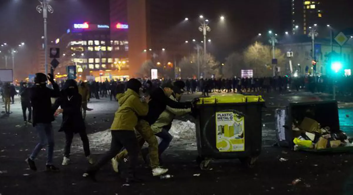 Încă 11 huligani care s-au bătut cu jandarmii au fost ”tradați” de imaginile filmate la miting