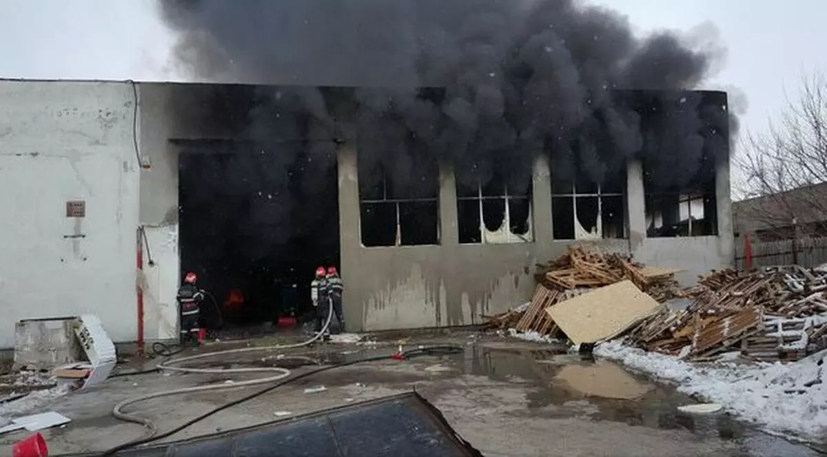 Incendiu puternic la o hală cu cosmetice și materiale plastice din Slatina