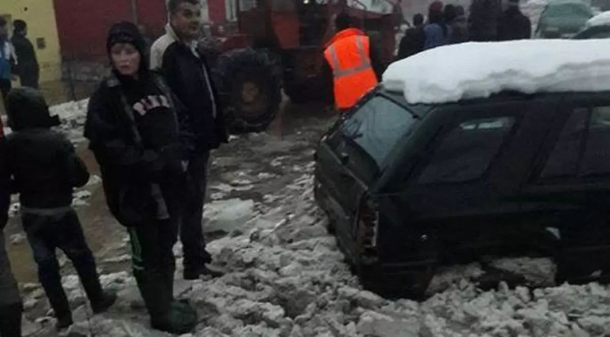 Inundații în județul Bistrița-Năsăud. Zeci de gospodării și mai multe drumuri, măturate de ape după topirea gheții