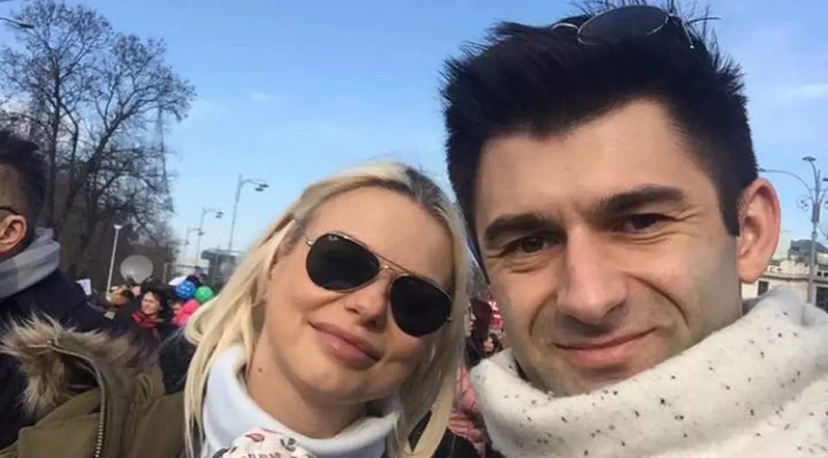 Jojo, la protest cu iubitul și bebelușul