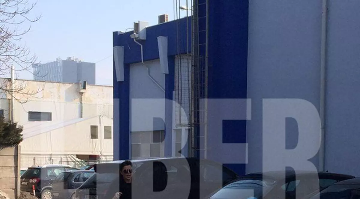 FOTO EXCLUSIV / Vedetele unei televiziuni, chemate de urgență la serviciu sâmbătă