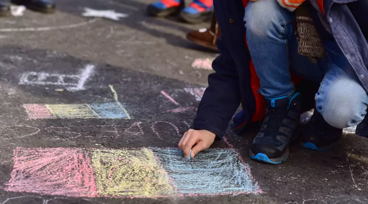 Un npu protest la care sunt chemați părinți și copii