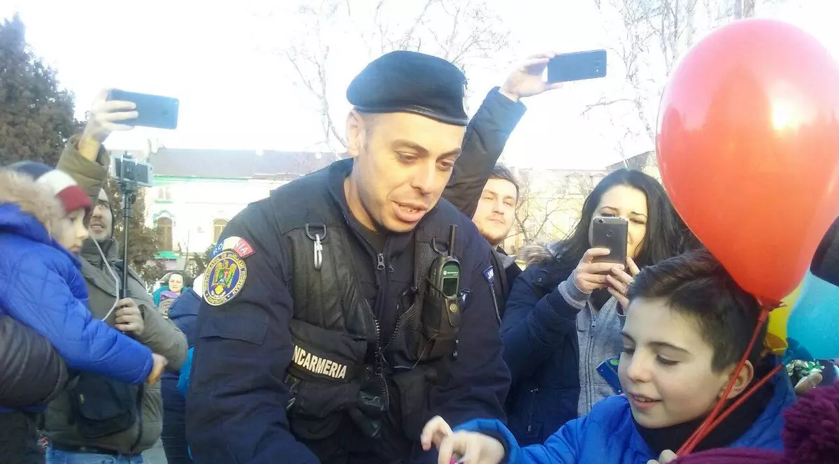 Protestul al copiilor la Constanţa! Jandarmii le-au oferit bomboane