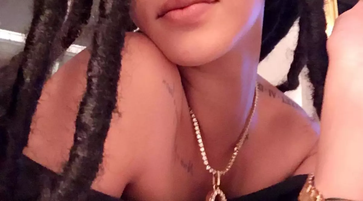 Rihanna, într-un selfie postat pe Instagram