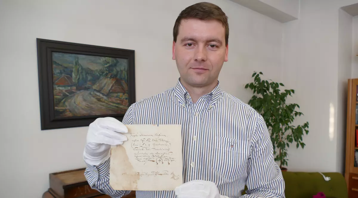 Cel mai vechi emoticon ar avea 382 de ani. Celebrul emoji "smiley face" a fost găsit într-un manuscris din 1635