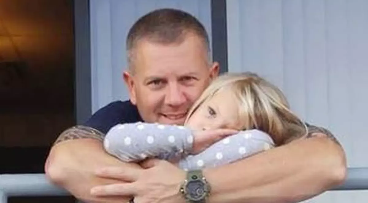 Un pompier a adoptat copilul pe care l-a “moșit”