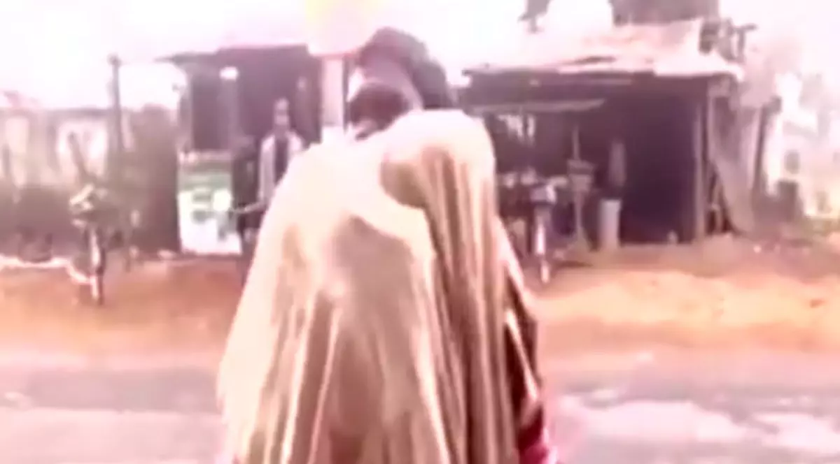 Un tată și-a cărat fiica moartă în brațe 15 kilometri, după ce spitalul, unde a murit micuța, a refuzat să-l ajute