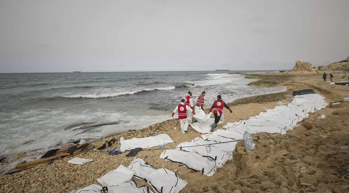 Trupurile a zeci de migranți au fost găsite pe o plajă din Libia