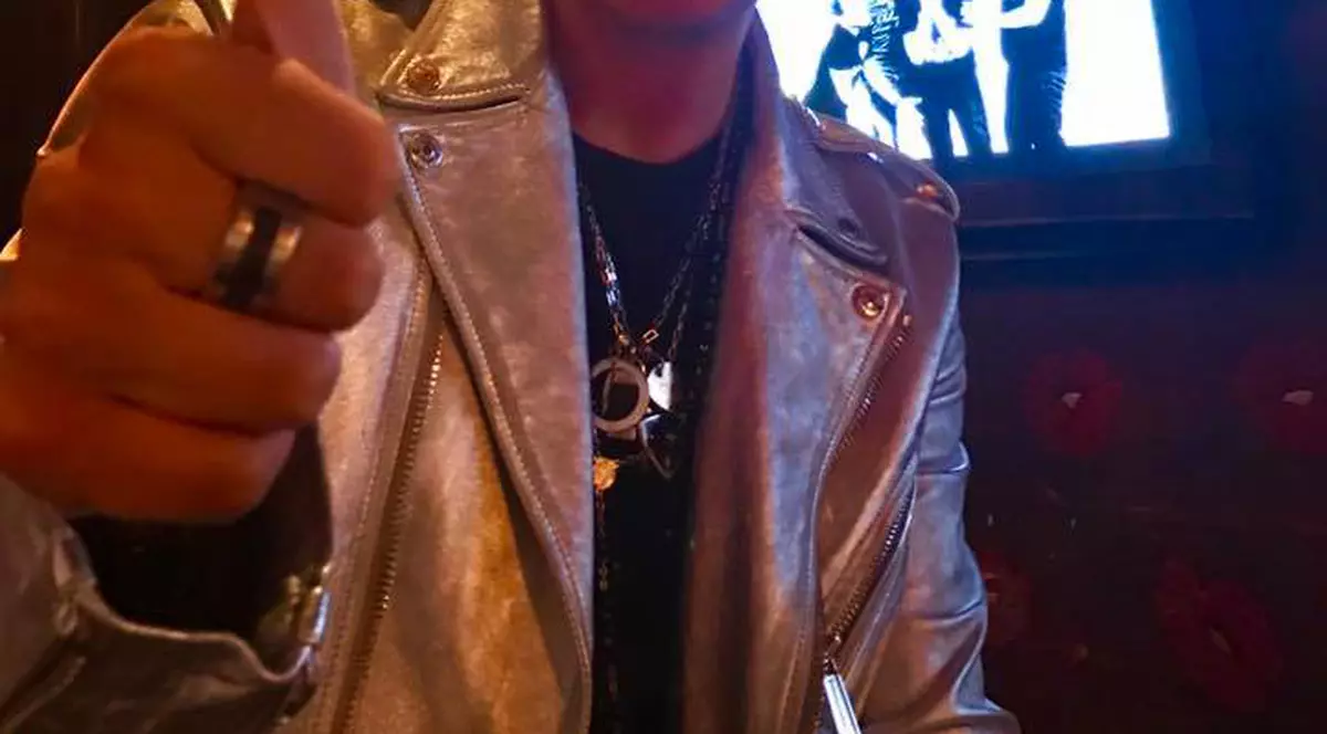 Solistul grupului Direcția 5, Cristi Enache, a împlinit 41 de ani. Aniversează tot burlac!