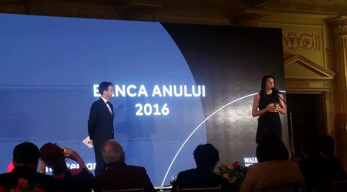Handbalista anului 2016 a premiat Banca anului 2016! Jucătoare legitimată la Buducnost (Muntenegru), Cristina Neagu a venit la eveniment în ținută de gală.