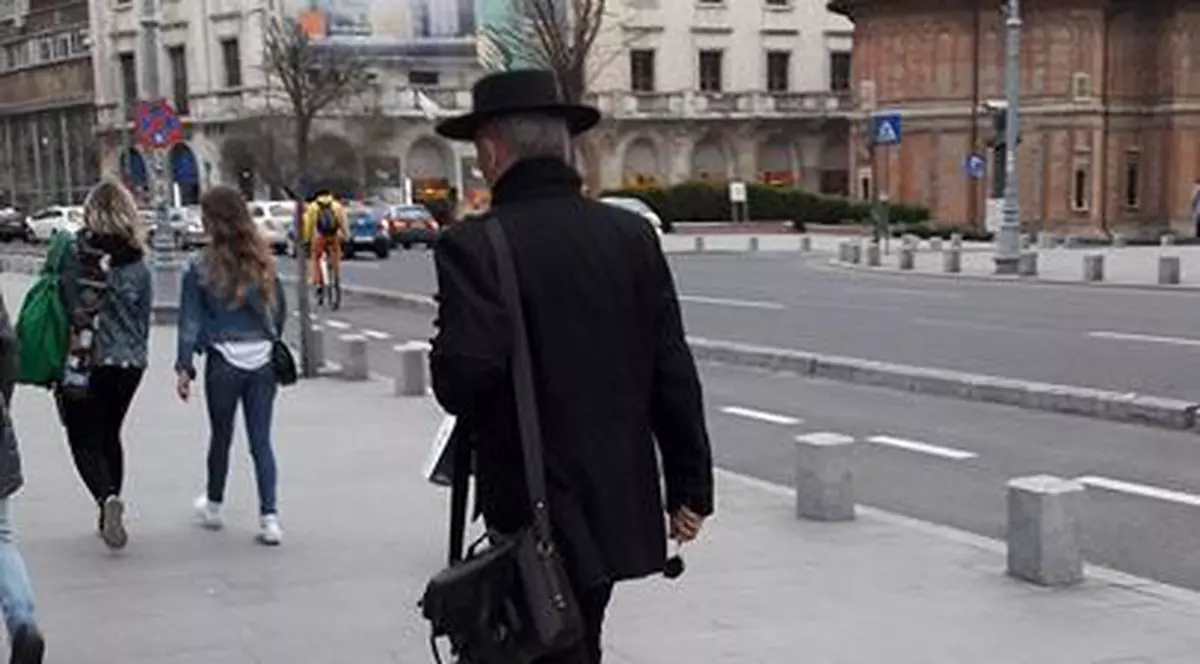 FOTO EXCLUSIV/ Apariție de film pe străzile Bucureștiului! Grigore Leșe a întors toate capetele