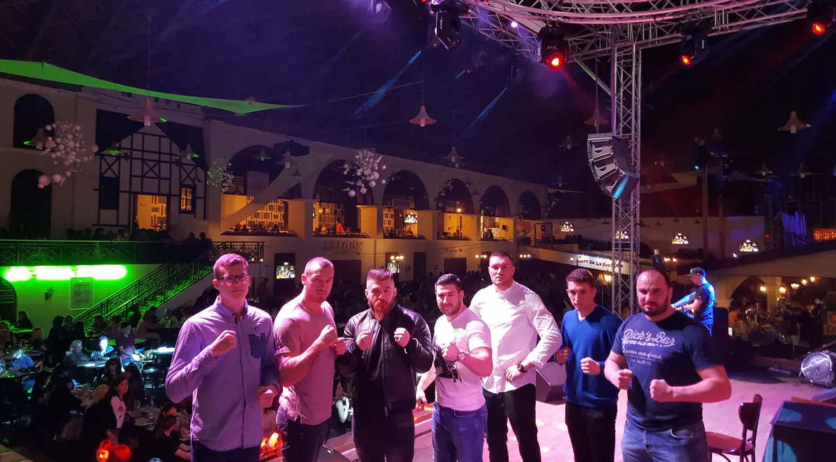luptătorii Superkombat le-au împărțit doamnelor invitații la gala de duminică