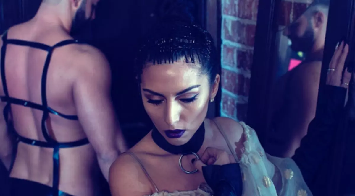 Pictorial interzis minorilor cu... Doinița Oancea. Vedeta s-a lăsat pozată înconjurată de bărbați dezbrăcați