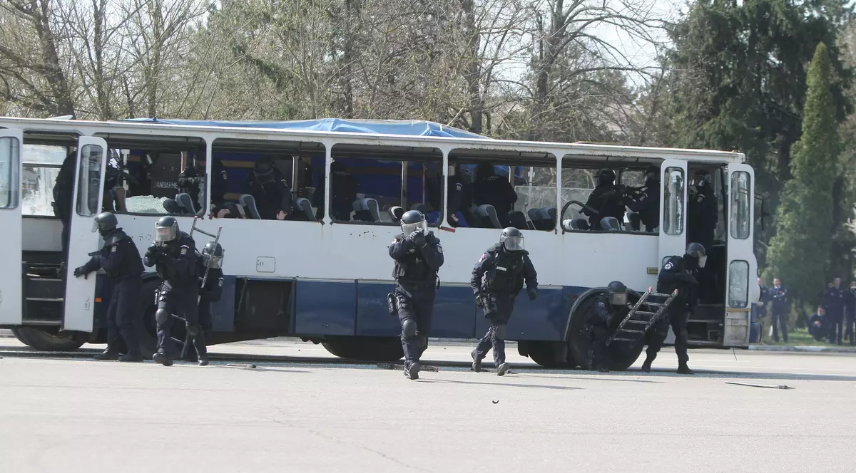 Jandarmii au eliberat ostaticii amenințați cu arme de foc GALERIE FOTO de la demonstrație