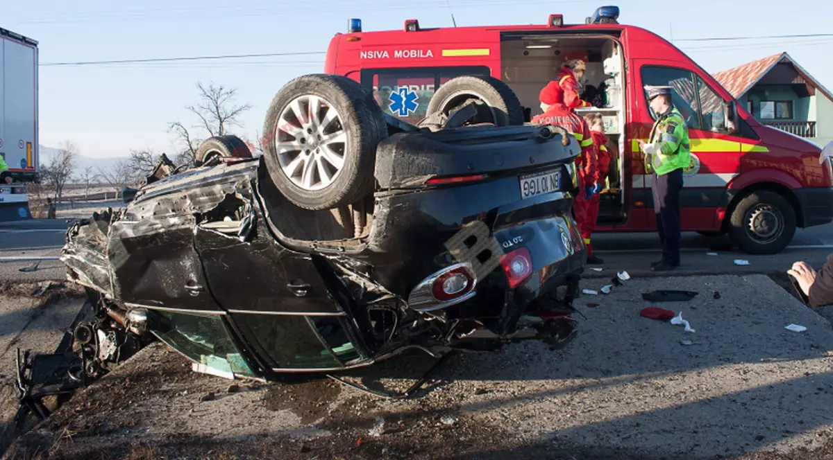 Accident în județul Bistrița. A încurcat frâna cu accelerația și s-a ciocnit de o mașină care nu i-a acordat prioritate