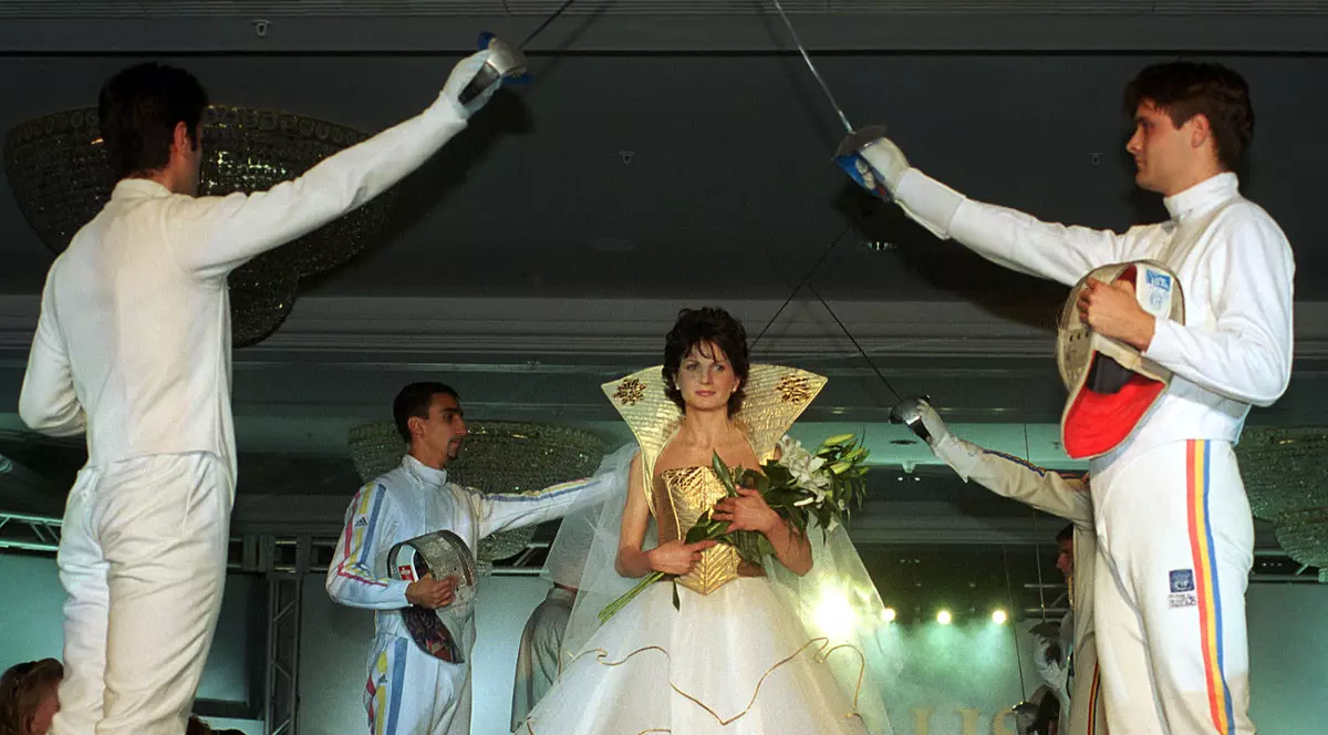 Laura Badea, prima noastră campioană olimpică într-o probă de scrimă, ”la bestia nera della noste fioretiste”, cum i-au spus italienii, împlinește marți 47 de ani. Povestea Laurei Badea