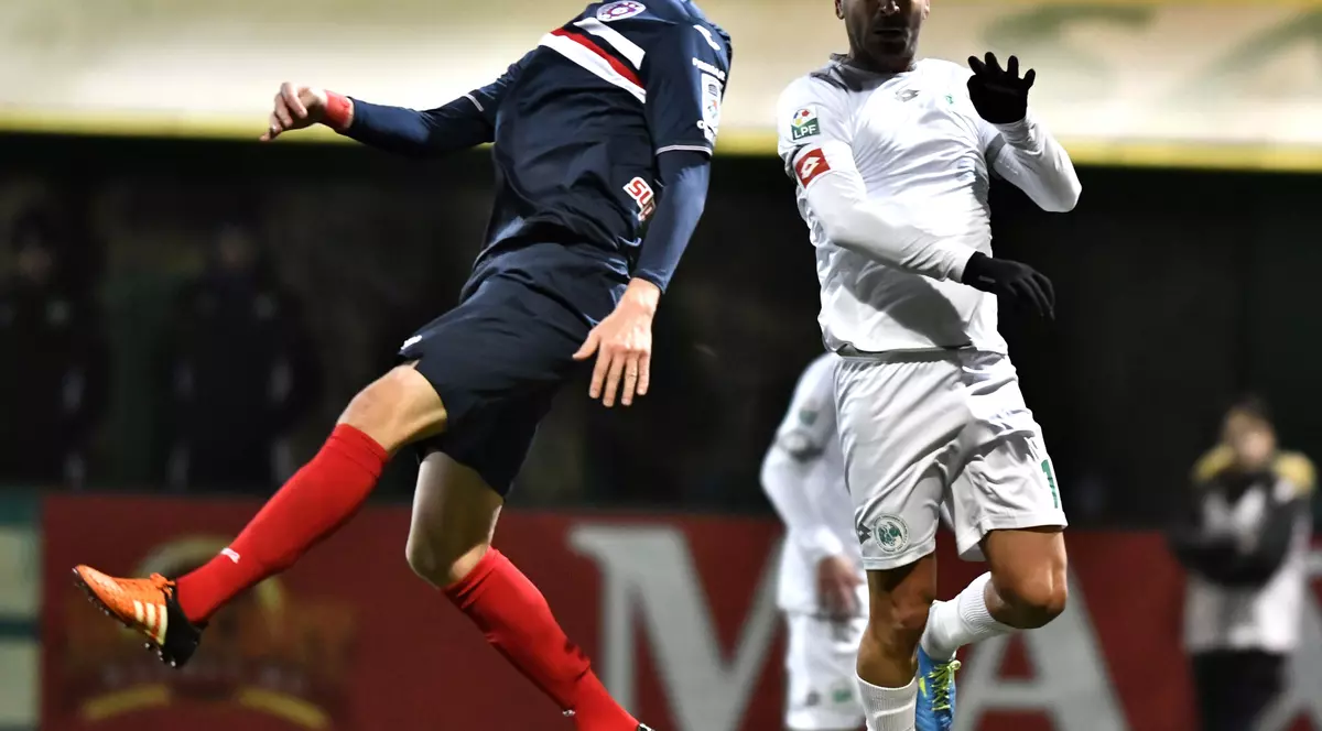 Duel aerian între Andrei Cordos (stânga), fotbalistul lui ASA Tg. Mureș, și Marian Cristescu, fotbalistul Concordiei Chiajna. (FOTO: HEPTA)