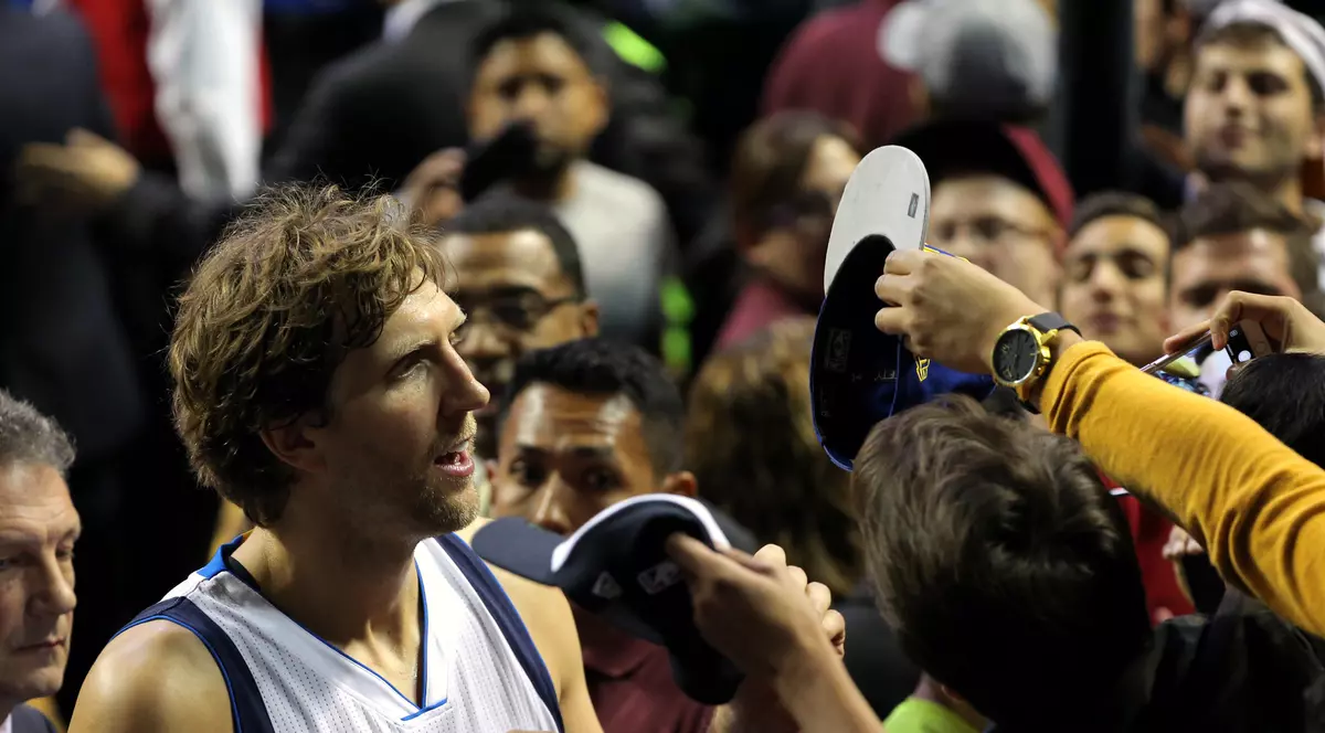 Baschetbalisutul Dirk Nowitzki discută cu fanii. (FOTO: EPA)