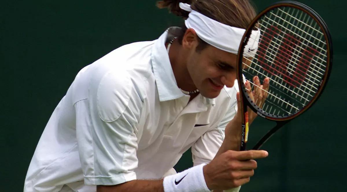 Roger Federer, bucurându-se la finalul partidei câștigate la Wimbledon 2001 în fața lui Pete Sampras. (FOTO: EPA)
