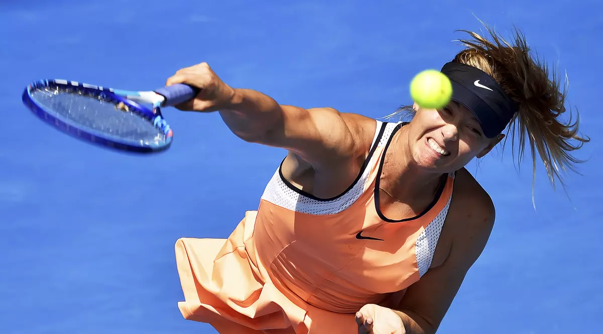 Maria Sharapova, servind într-un meci disputat în ianuarie 2016, la Australian Open, turneu în timpul căruia a fost depistată pozitiv la Meldonium. (FOTO: EPA)