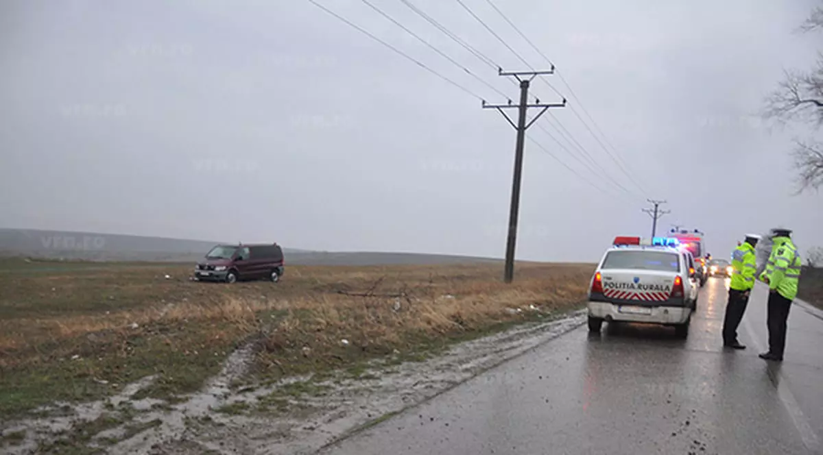 Microbuz răsturnat în județul Vaslui. Trei persoane, care mergeau în pelerinaj la o mânăstire, au ajuns la spital