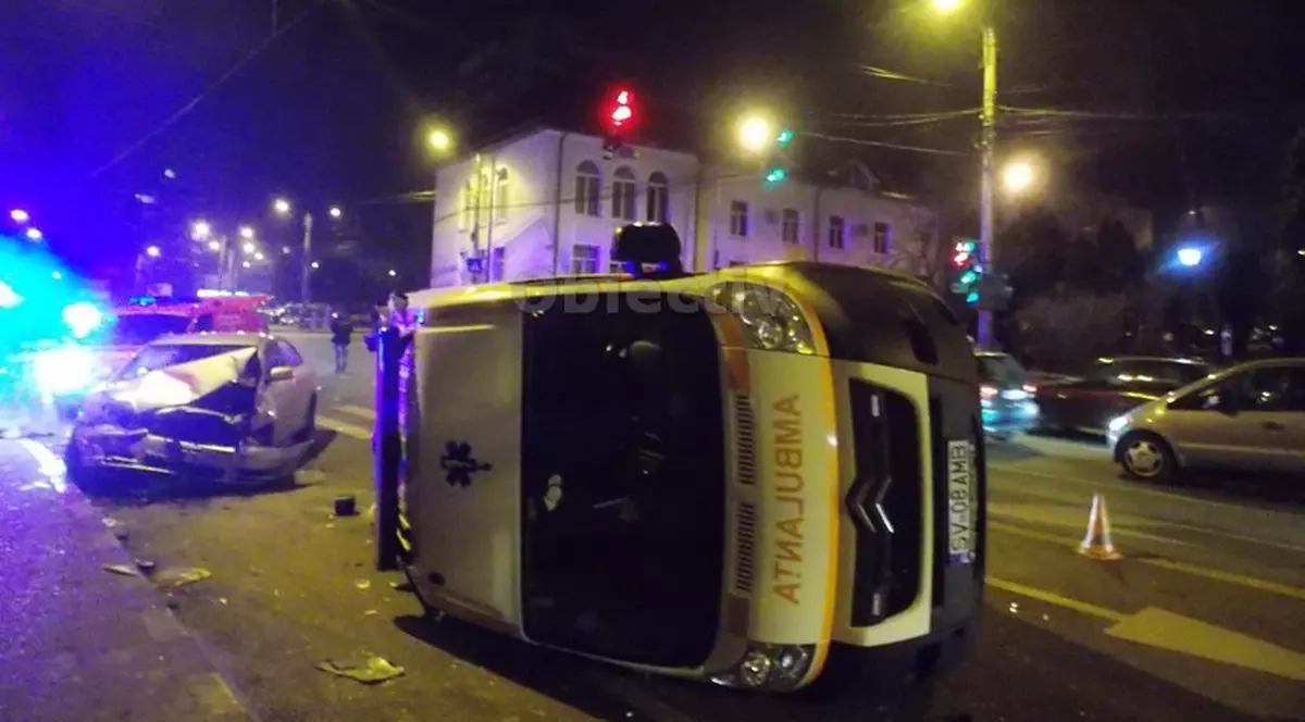 O ambulanță a fost răsturnată de un șofer în Suceava. Asistenta medicală și ambulanțierul au fost transportați la spital