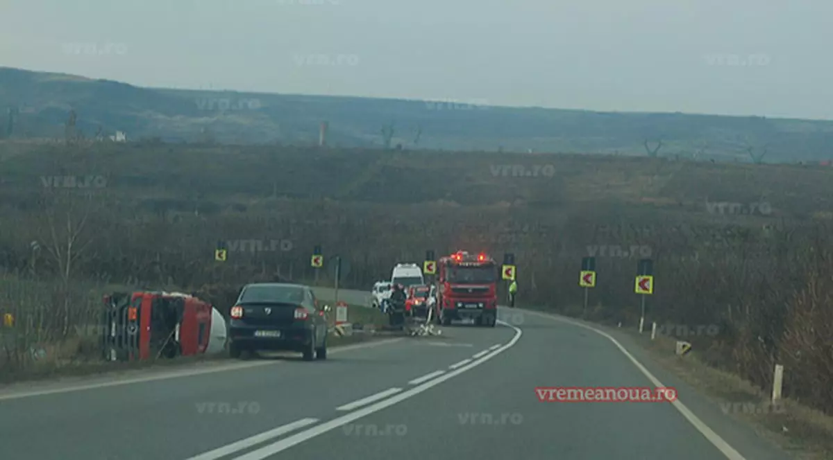 O cisternă s-a răsturnat în apropiere de Huși. Pompierii au intervenit în zonă