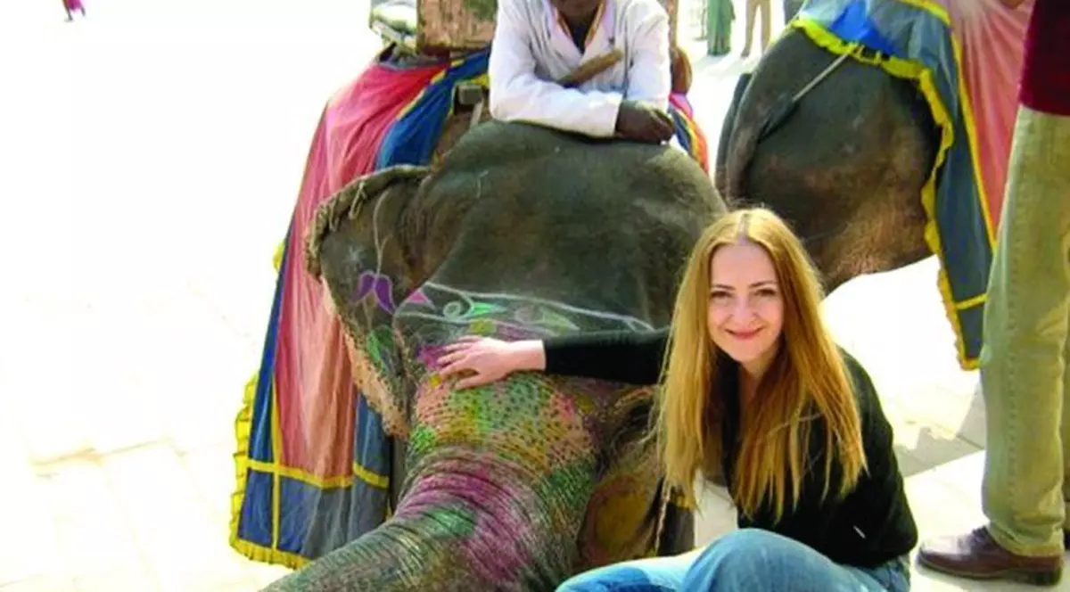 O tânără din Iași lucrează la Ministerul Apărării din Kuweit. Alina Tacu a predat limba engleză și copiilor de șeici