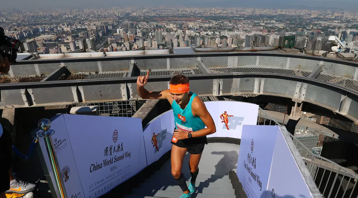 Piotr Lobodzinski, urcând treptele în timpul cursei pe verticală găzduite de Turneul Eiffel. (FOTO: EPA)