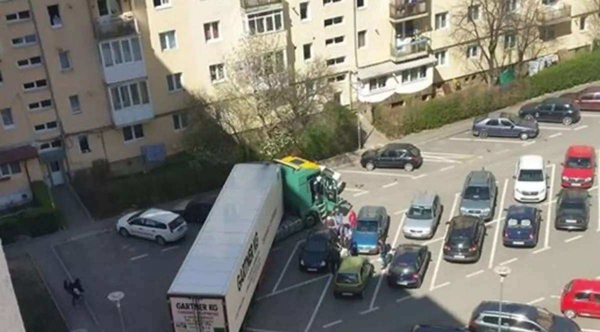 Un șofer de TIR, care era beat, a distrus mai multe mașini dintr-o parcare