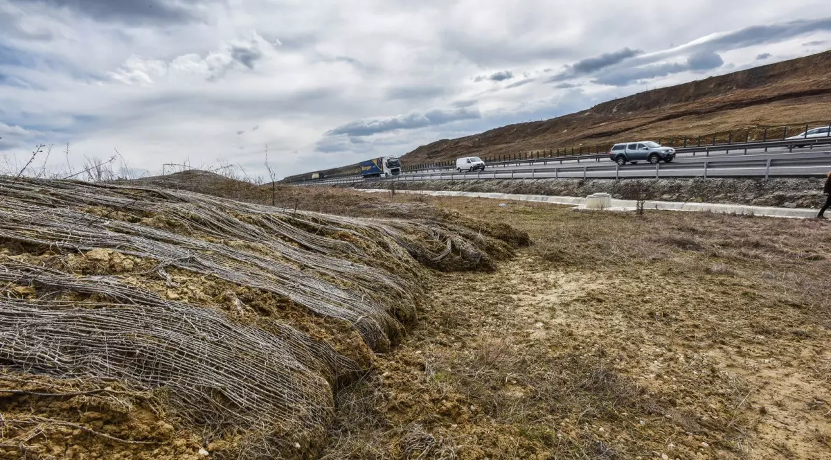 Alunecările de teren de pe autostrada Sibiu-Orăștie nu reprezintă un pericol. Specialiștii CNAIR pun fenomenul pe seama vremii