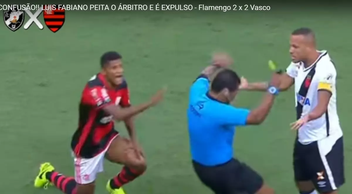 S-a descoperit arbitrul care simulează! Gest incredibil doar pentru a avea motiv să elimine un fotbalist