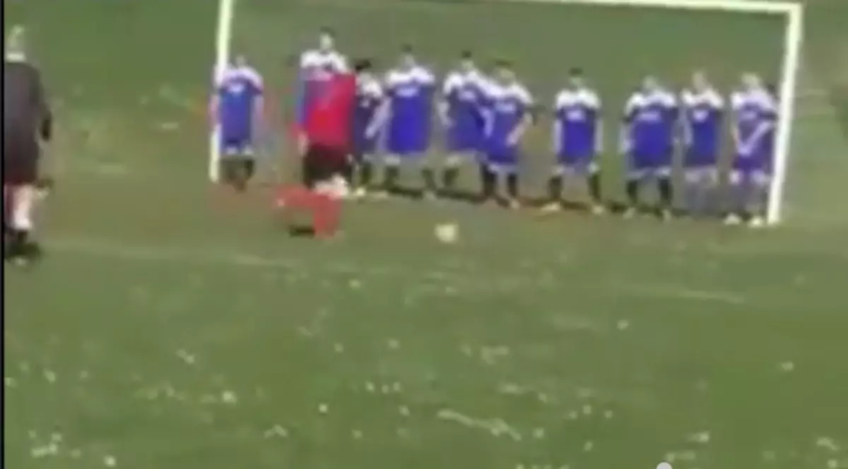 Cea mai tare ”autobază” din fotbal: zece jucători pe linia porții! Scenele incredibile s-au petrecut în Anglia