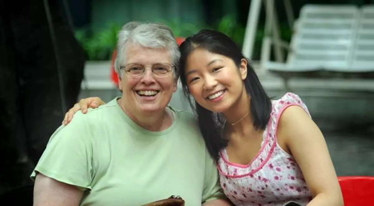 O tânără de origine chineză, care își caută părinții biologici, a fost revendicată de 50 de familii