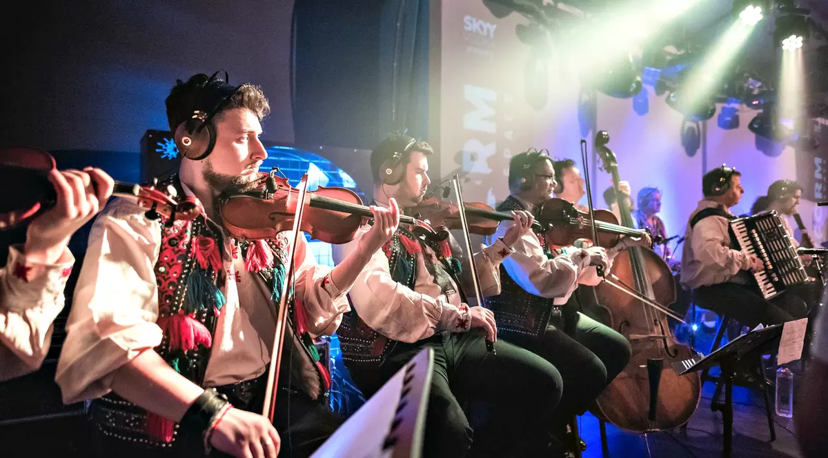 Rockerii de la Dirty Shirt în turneu cu 40 de instrumentiști ai Ansamblului Transilvania