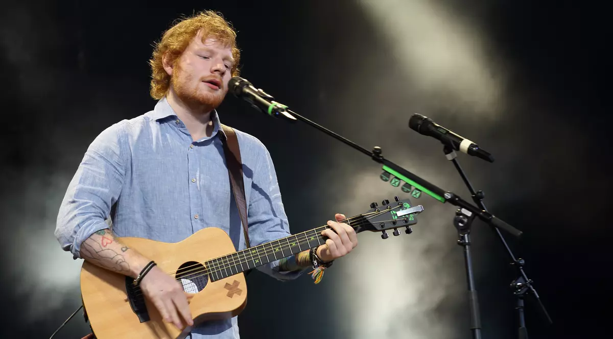 Ed Sheeran in timpul unui concert
