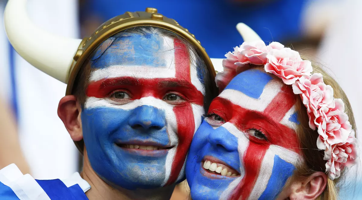 Suporteri ai Islandei, zâmbind înaintea meciului istoric cu Anglia de la Euro 2016. (FOTO: EPA)