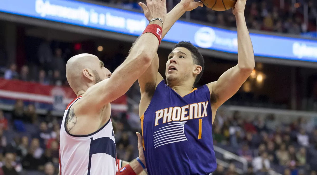 NBA. Devin Booker a marcat 70 de puncte într-un singur meci! Cine este puștiul care a reușit a 10-a cea mai bună performanță din toate timpurile! VIDEO