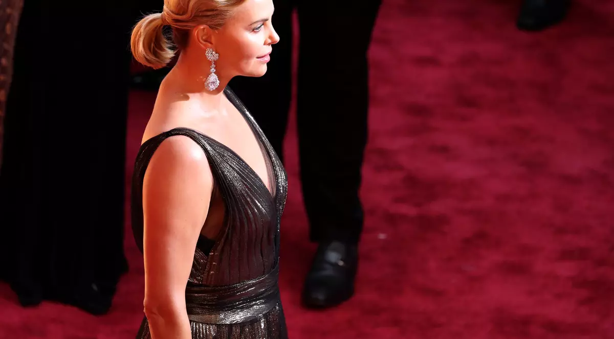 Charlize Theron,  cenzurată la televiziunea iraniană. Actrița a fost “îmbrăcată”