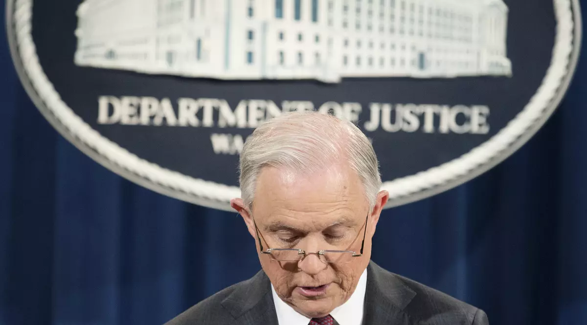 Jeff Sessions se va recuza din orice investigaţie cu privire la alegerile prezidenţiale. Trump îi ia apărarea și denunță o “vânătoare de vrăjitoare”